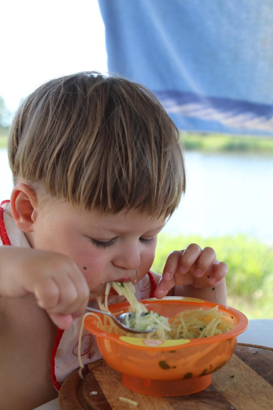 Zum Mittag gibt es Hühnersuppe mit Nudeln.