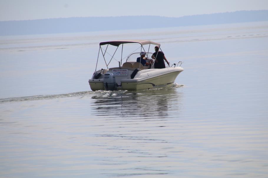 Die Ufer sind so weit weg, dass man sich wie auf dem Meer vorkommt.
