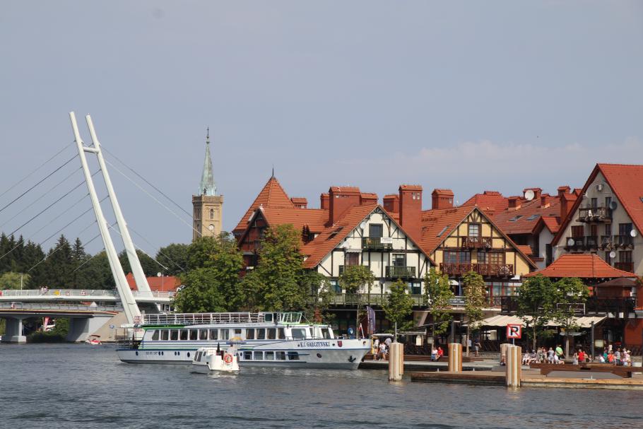 Tolle Altstadt mit Fachwerkhäusern und Kirchturm.