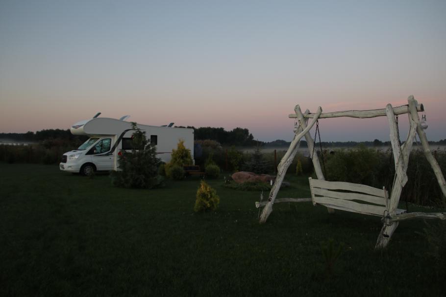 Frühnebel auf dem Campingplatz.