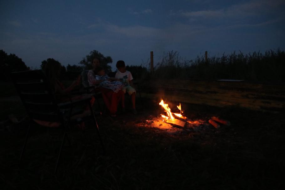 Wir sind hier zwar nicht allein, aber die einzigen mit ordentlichem Feuerholz im Gepäck.