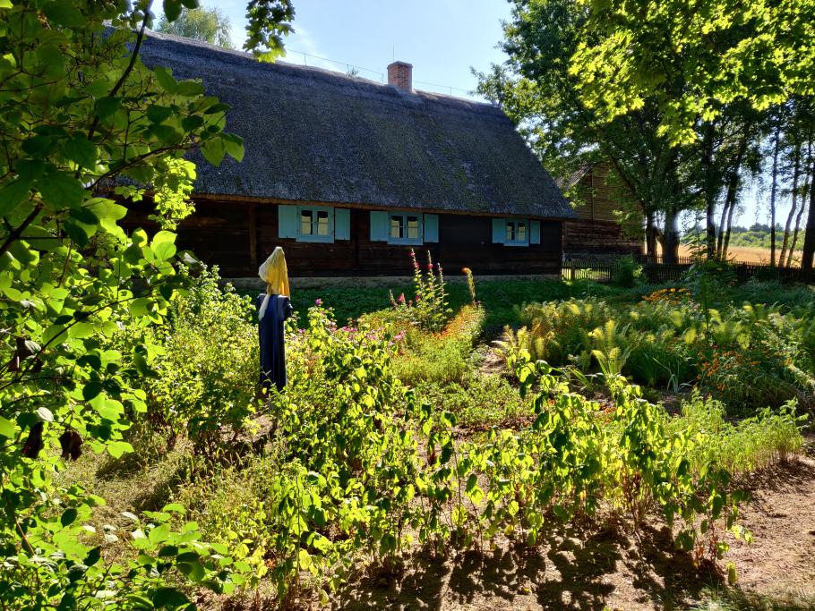 Um die Gebäude sind blühende Bauerngärten angelegt.