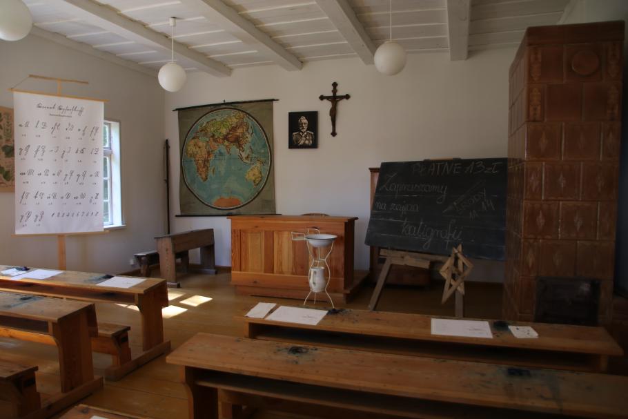 Sogar ein altes Klassenzimmer gibt es hier.