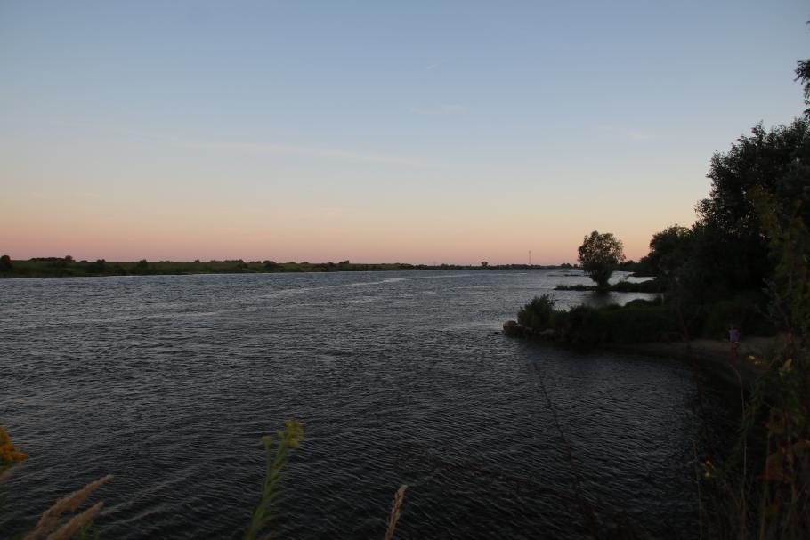 Blick vom Pier auf den Fluss.