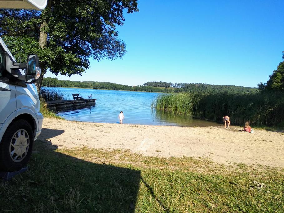 Uns weckt strahlender Sonnenschein.