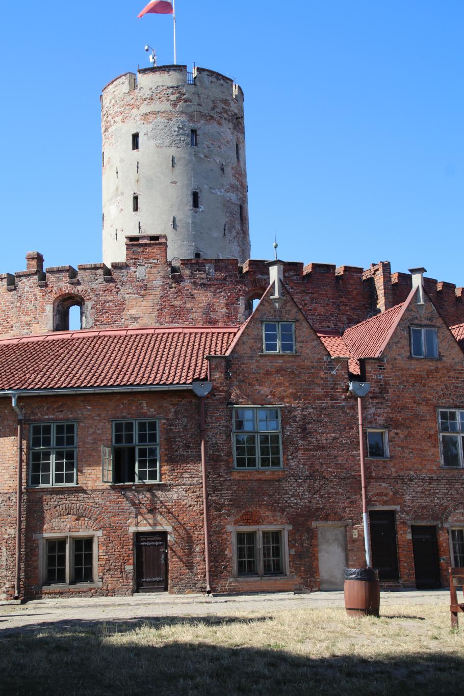Statt Burgromantik leider nur militärischer Backstein.