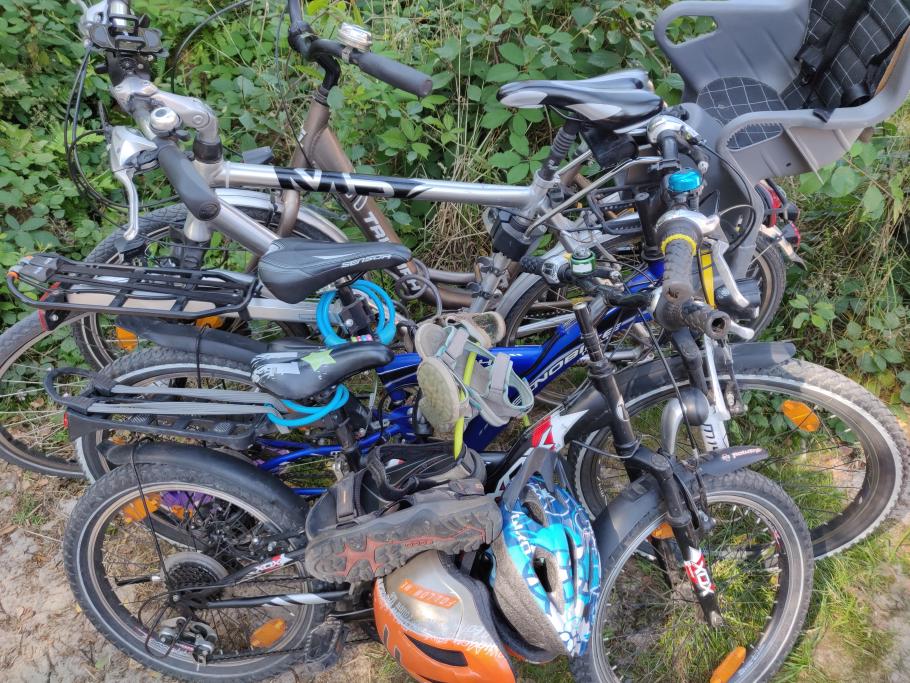 Drei Helme, vier Fahrräder, fünf Paar Schuhe.