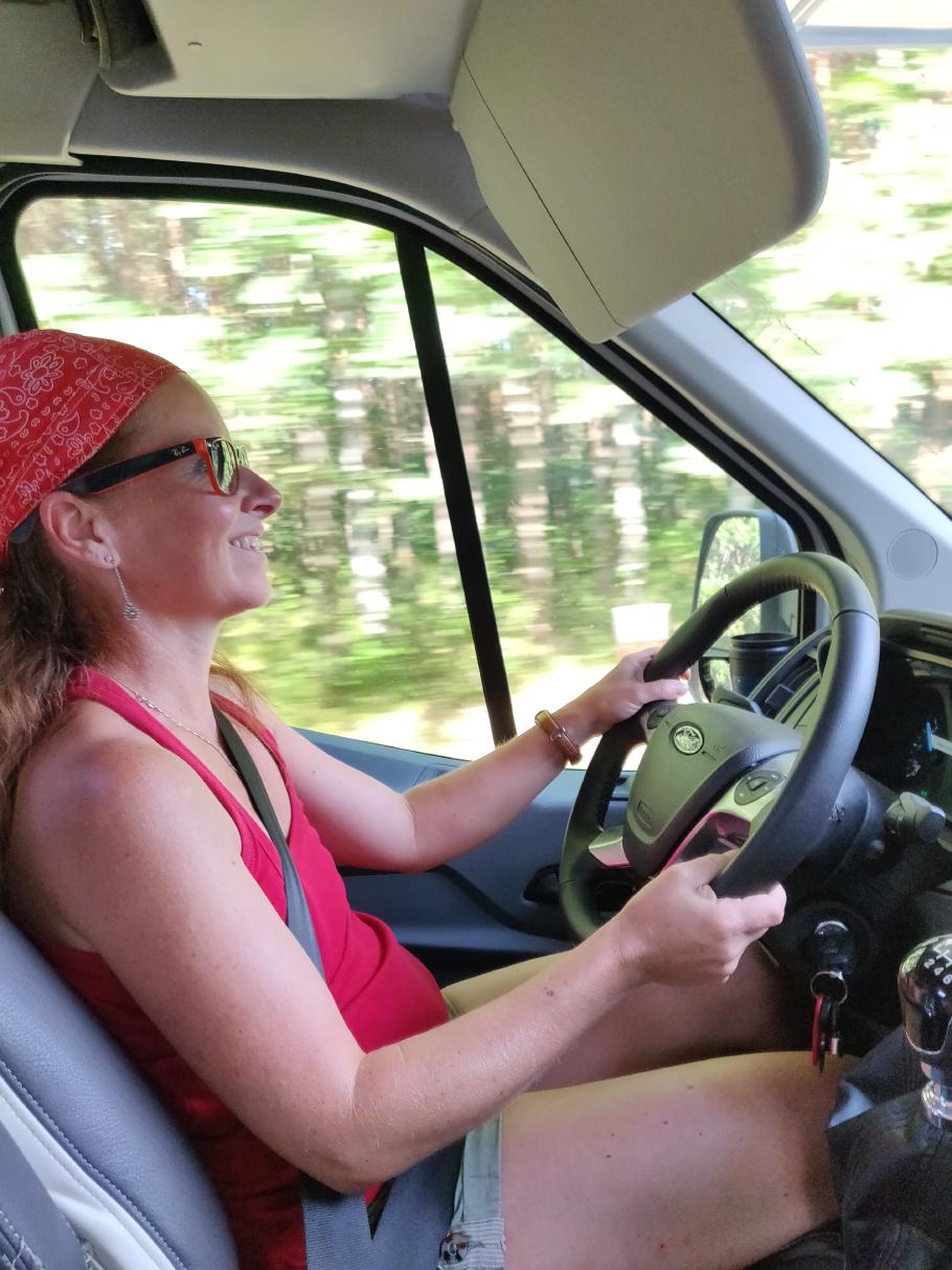 Ich selbst darf eigentlich nur ans Lenkrad, um auszuparken oder den Camper im Schlamm zu versenken.