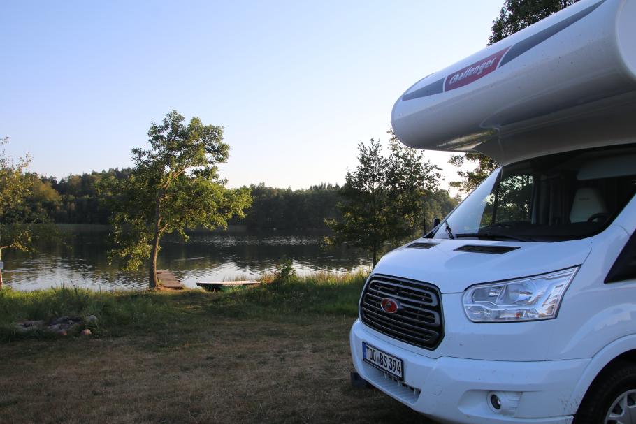 Wir ergattern einen Platz direkt am Seezugang.