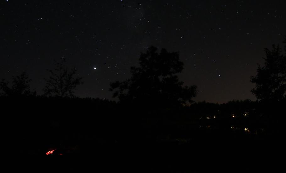 Es ist so dunkel, dass wir extrem viele Sterne sehen können.