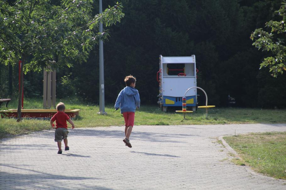 Während ich die Fahrräder startklar mache, schweben die Jungs nochmal auf den Spielplatz.