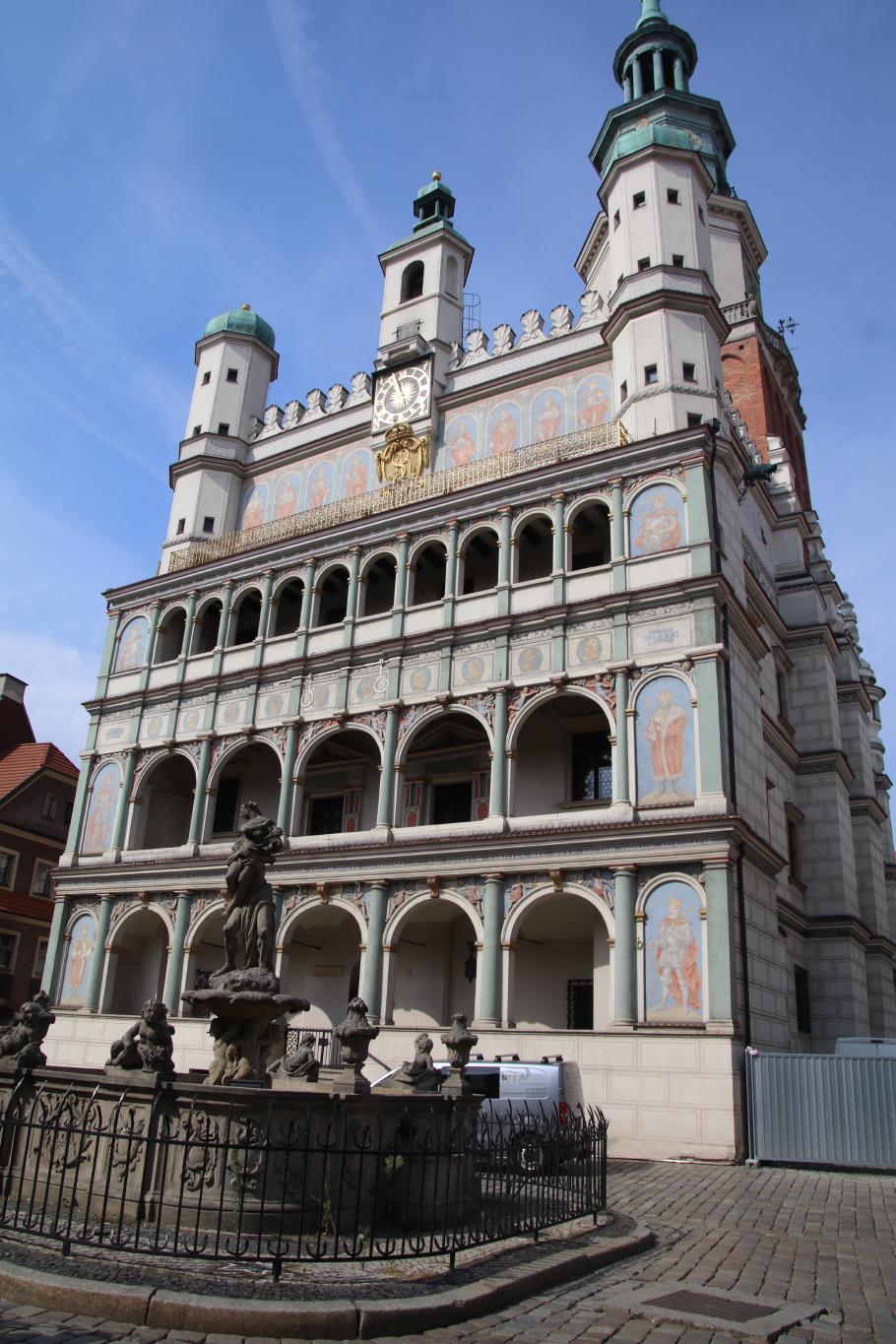 Das Rathaus im Zentrum des Marktplatzes aus dem 16. Jahrhundert.
