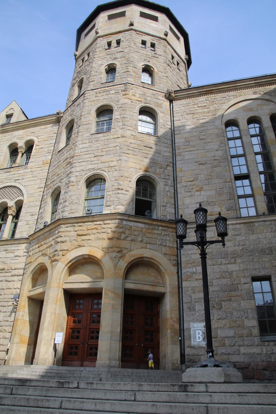 Mattis erbittet Einlass am Kaiserpalast.