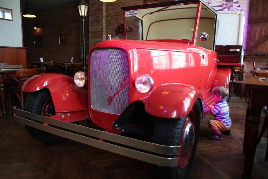 Die Restaurant-Deko ist ein 32er Ford Pickup, in den sich Mattis spontan verliebt.