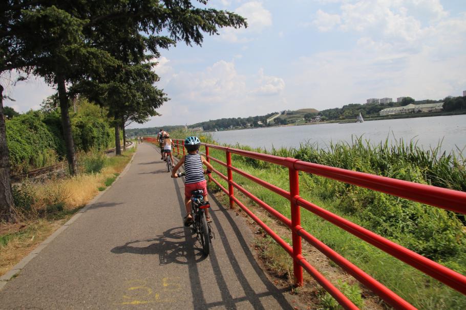 Ein toller Radweg führt am Fluss entlang in die Stadt.
