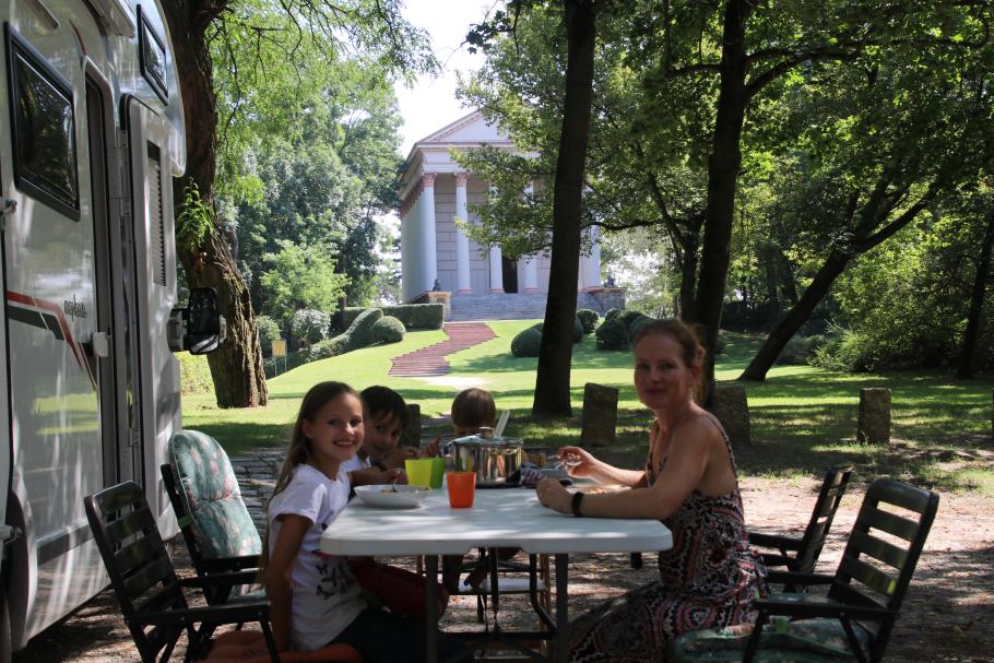 Nudelsuppe vorm Mausoleum.