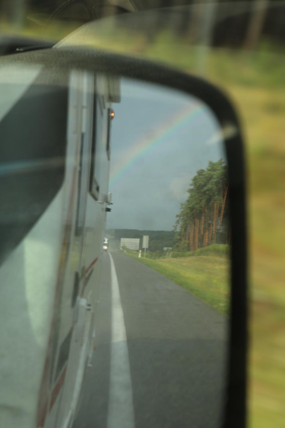 Wir lassen den Regen im Rückspiegel hinter uns.