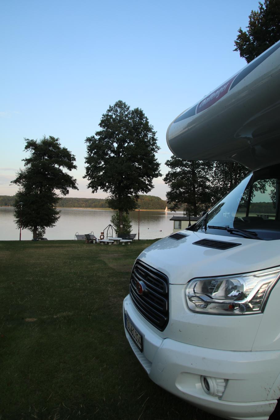 Wieder ein Stellplatz am See.