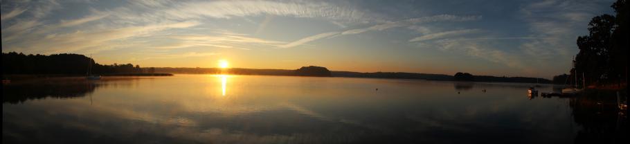 Atemberaubend schön geht die Sonne hier auf.