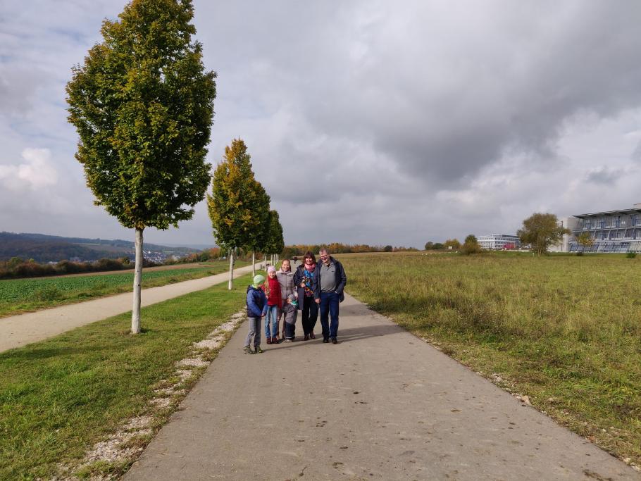 Beim Spazieren gehen kommt sogar die Sonne raus.