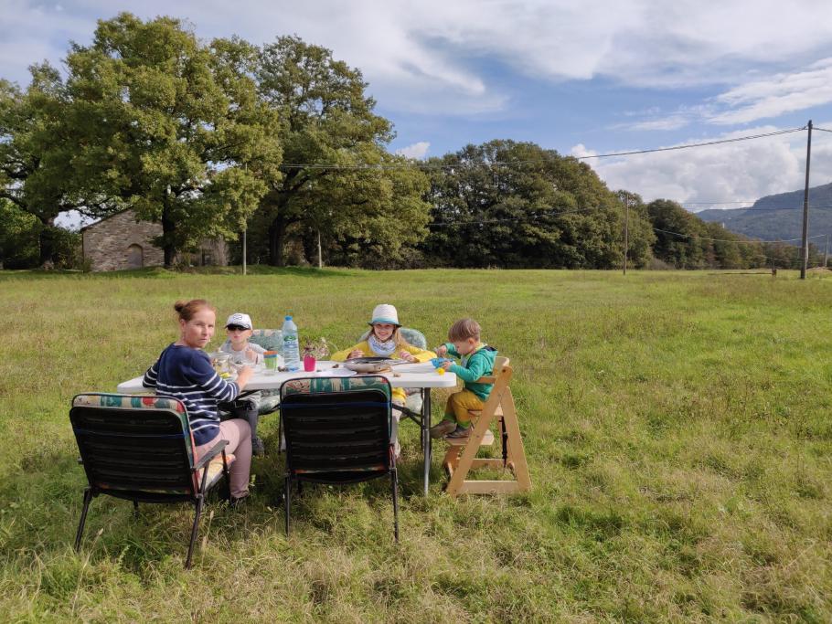 Wir lassen es uns im Sonnenschein schmecken.