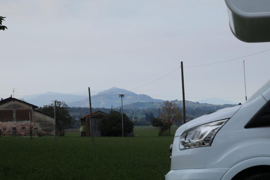 Am Horizont sind Bergketten zu erkennen.
