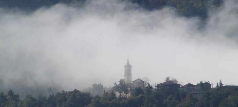 Früh hängen noch die Wolken in den Bergen.