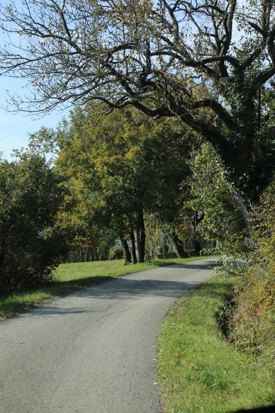 Jenseits der Autobahn sind die Straßen deutlich schmaler.