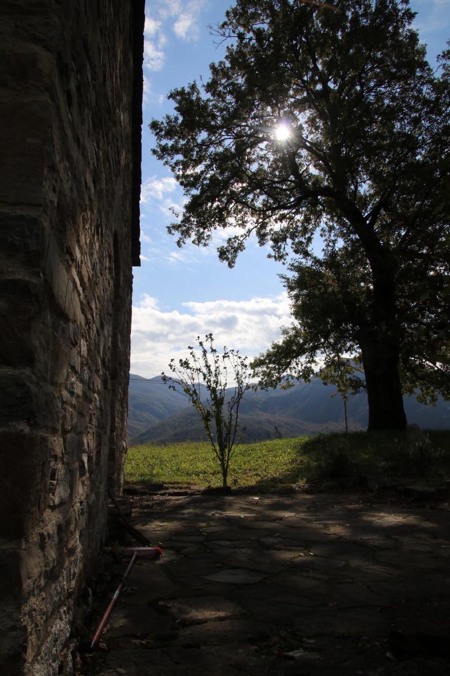 Hinter unserer Wiese steht eine alte Kapelle aus Natursteinen.