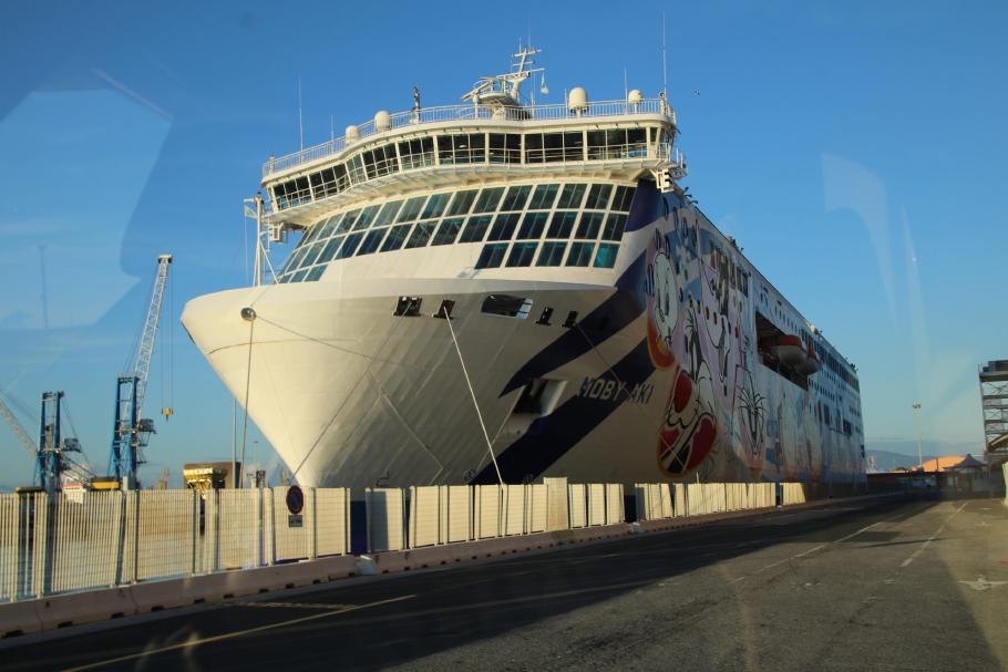 Hier liegen auch einige große Kreuzfahrtschiffe vor Anker.