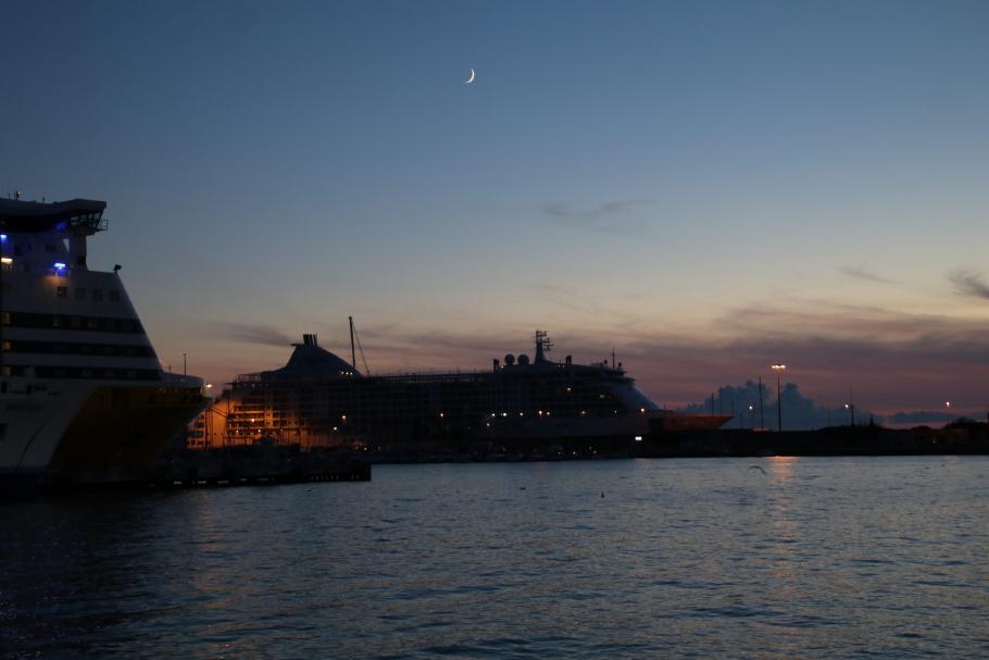 Abenddämmerung über dem Hafen.