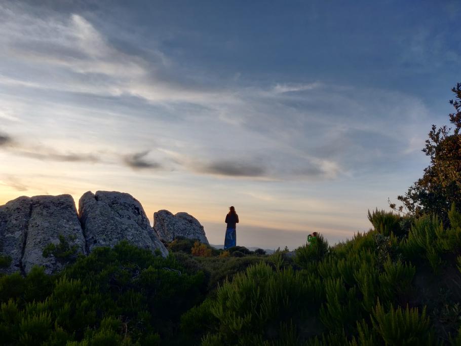 Am Gipfel genießen wir das Bergpanorama im Sonnenuntergang.