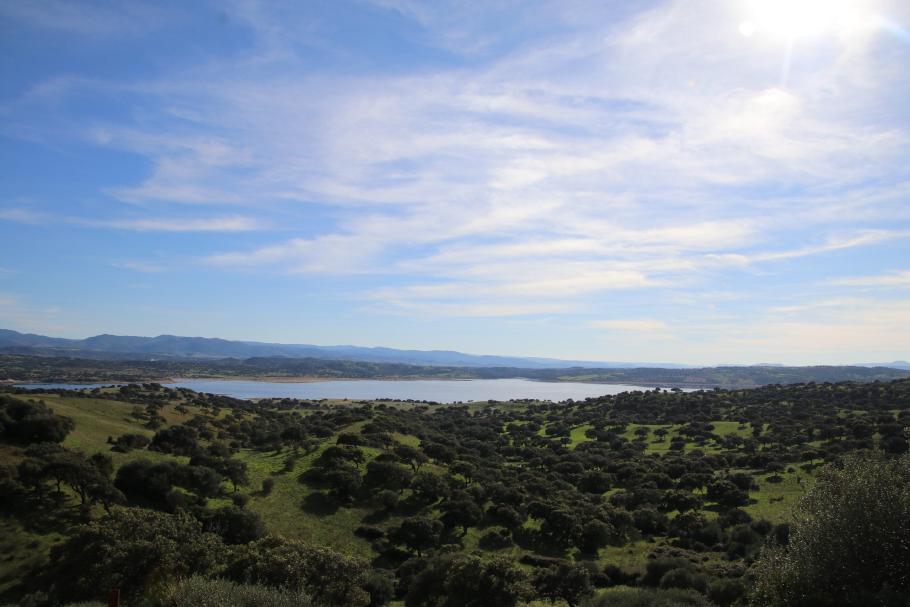 Der See liegt malerisch eingebettet in die Berglandschaft.