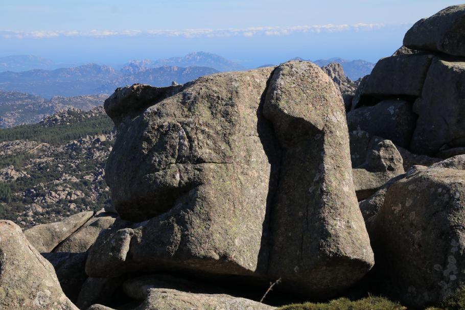 Bergtrolle werden auch hier im Sonnenlicht zu Stein.