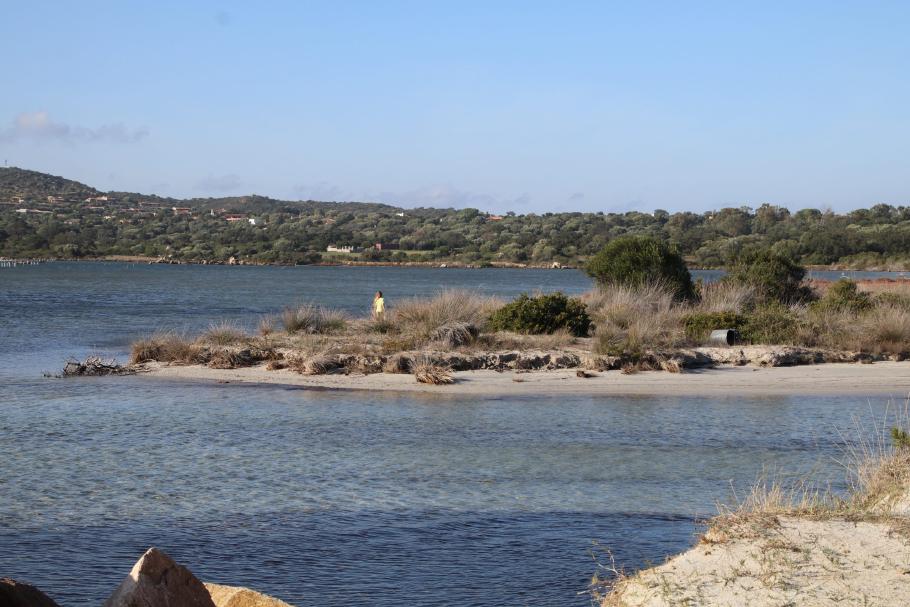 Hinter der Düne liegt die Lagune. Sie ist recht warm, sehr flach und es ist hier fast windstill.
