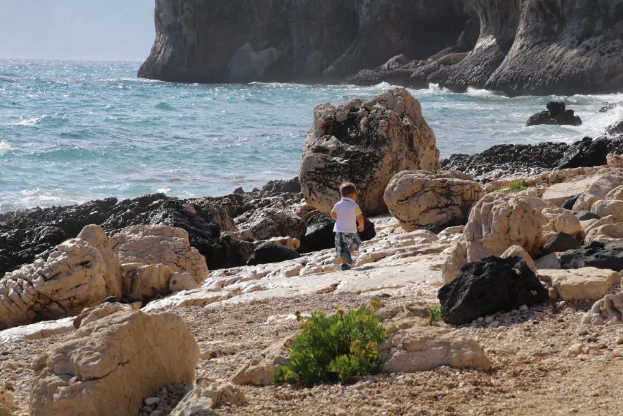 Ein großer Spielplatz mit vielen Steinen.