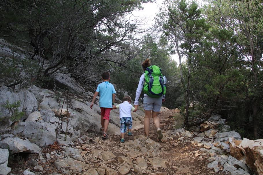 Auf dem Rückweg will auch Mattis mitklettern.
