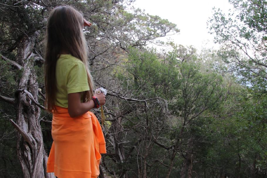 Annabell hält Ausschau nach mehr Gänseblümchen.