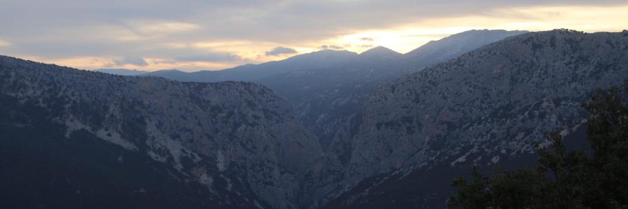 Die Sonne geht über einer gigantischen Schlucht unter, an deren Rand wir uns die Serpentinen entlang schrauben.