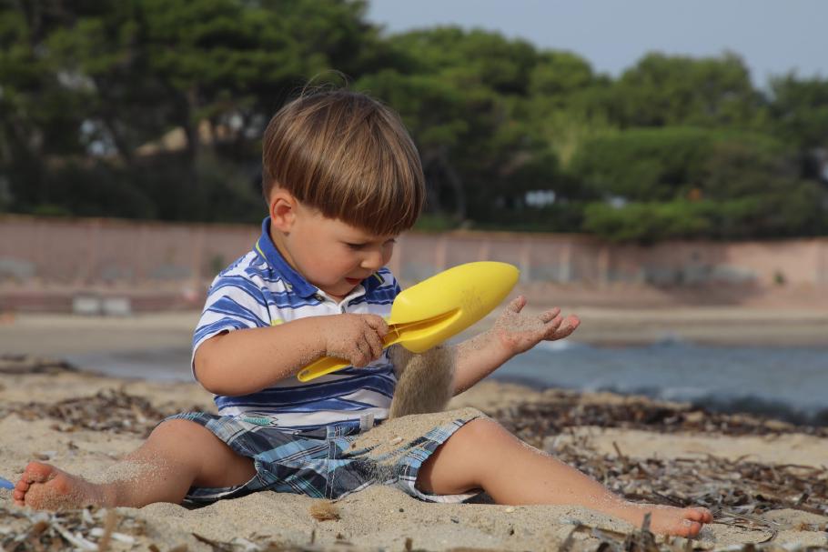 Mit einer Schaufel in der Hand sieht die ganze Welt wie ein großer Sandkasten aus.