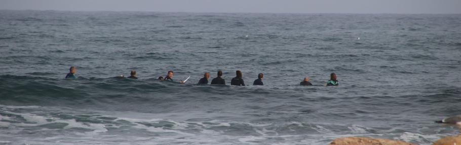 Die Surfer warten auf die perfekte Welle.