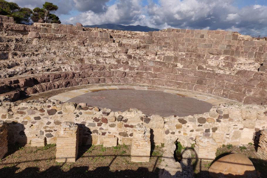 Das Theater war einst doppelt so hoch, rundum geschlossen und bot Platz für 1200 Menschen!