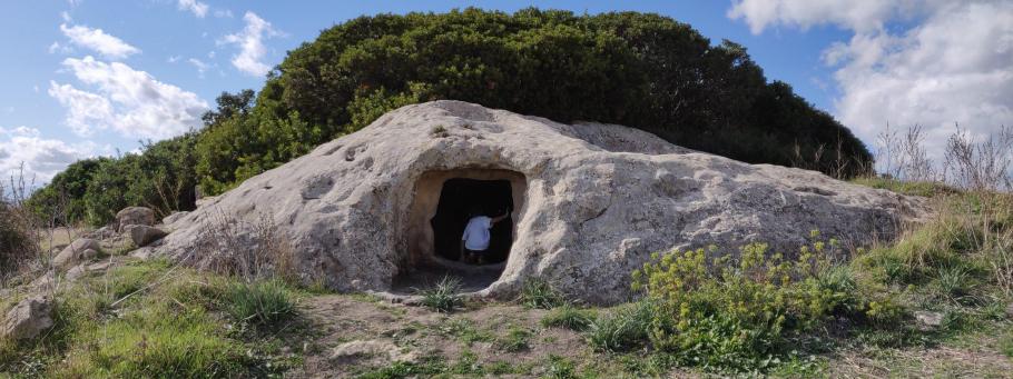 Auf dem Weg zur Hochebene schauen wir uns noch ein altes Felsengrab an.