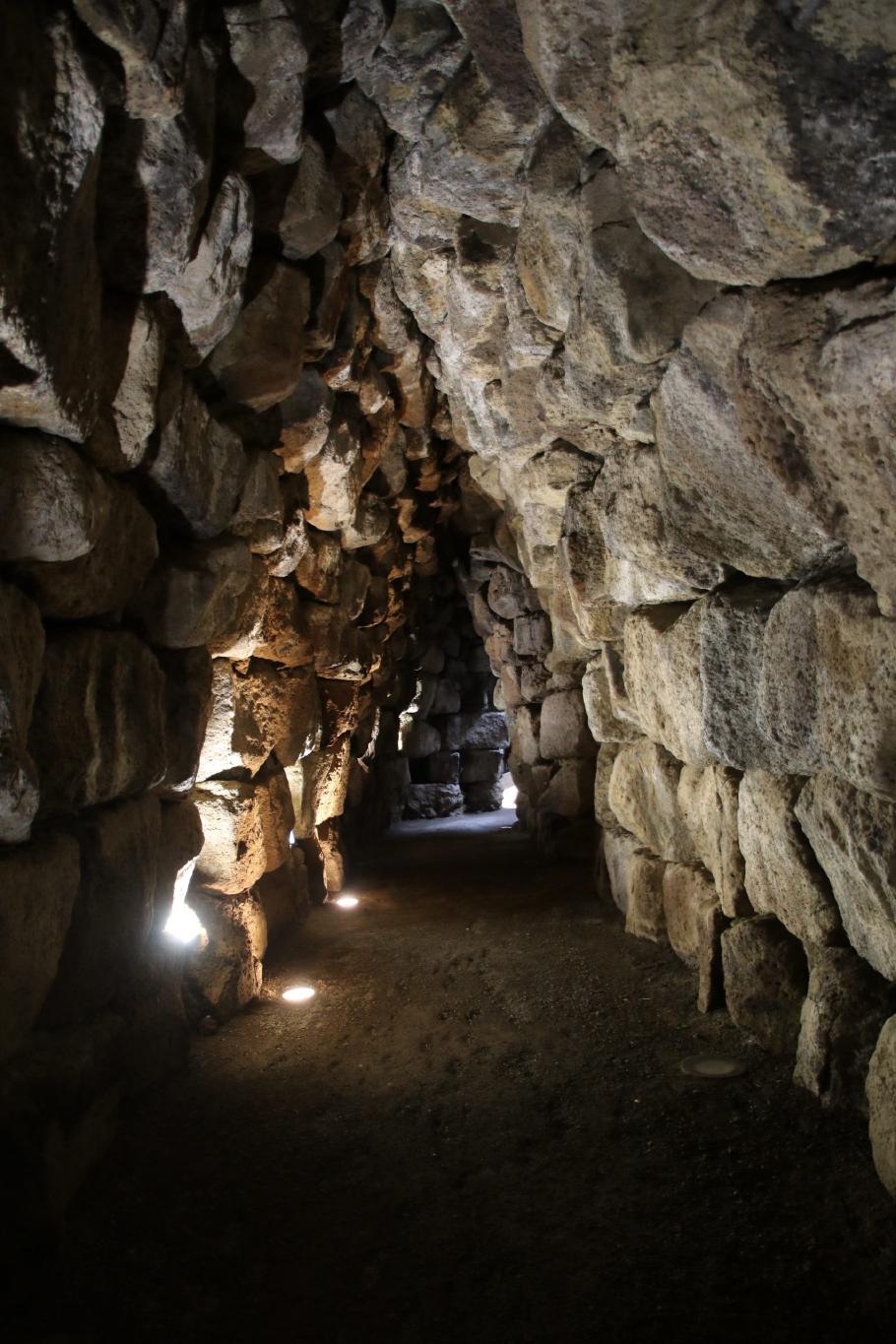 Die gewaltigen Gänge aus tonnenschweren, unbehauenen Steinen sind beeindruckend.