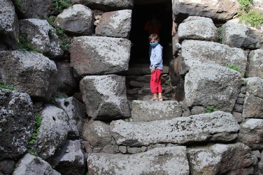 Im Gegensatz zu Minecraft ist ein begehbarer Gang hier 3-4 Blöcke hoch.