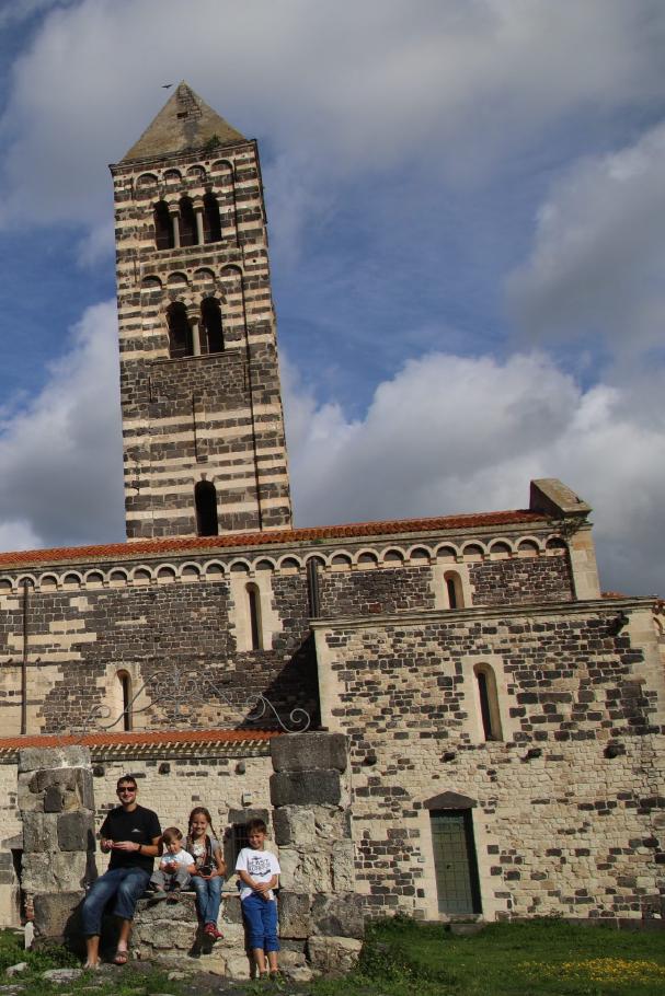 Am Brunnen vor der „Zebrakirche“ gibt’s erst einmal eine Stärkung.