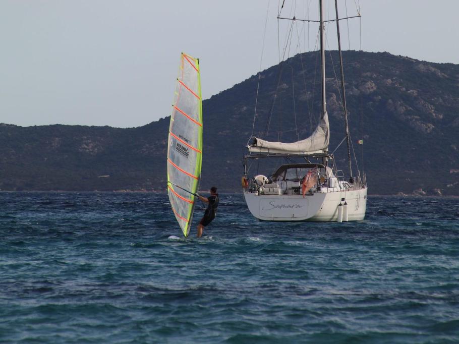 Eine einsame Yacht liegt hier vor Anker.