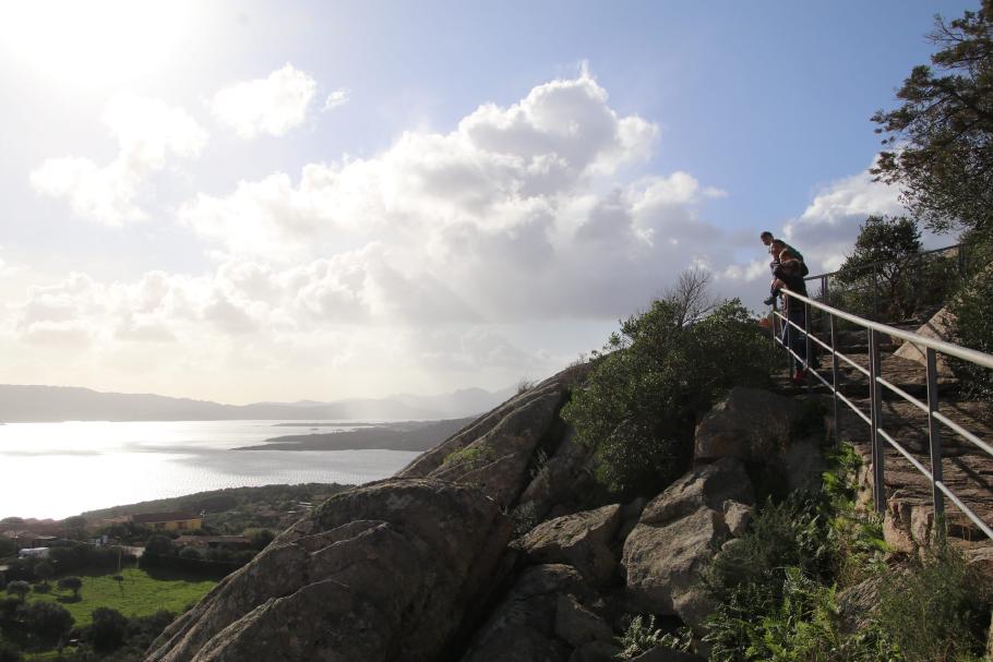 Bei Sonne und Wind steigen wir den Pfad hinauf.