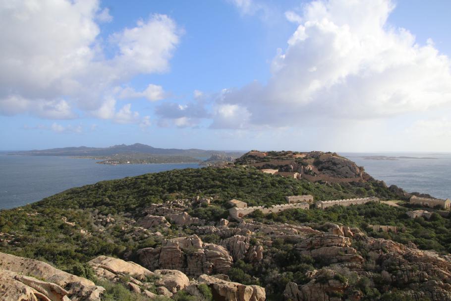 Von hier aus sehen wir das Fort auf der anderen Seite.