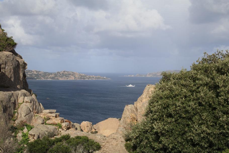 Im Hintergrund sind die Inseln des La-Maddalena-Archipels zu sehen.